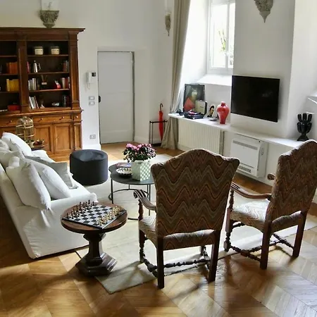 Hidden Gem With Private Gardin - Spacious 2br Apartman *